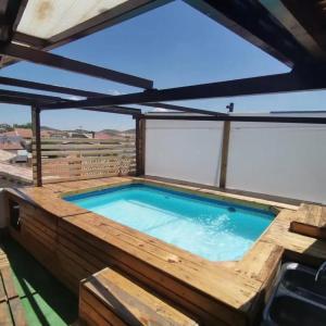 uma piscina no topo de um edifício com telhado em Modern Villa in Yebra with Private Pool em Yebra