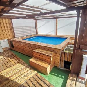 uma grande piscina de imersão em um quarto com piso de madeira em Modern Villa in Yebra with Private Pool em Yebra