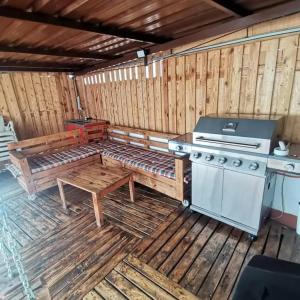 uma cozinha exterior com um banco e um fogão em Modern Villa in Yebra with Private Pool em Yebra