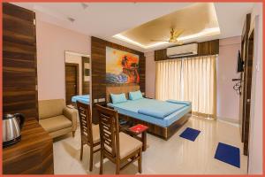 普里BALCONY ROOMS Hotel PREMIUM RR RESIDENCY Near Jagannath Temple - Sea Beach 5 minute walking distance - Bangali Market- Lift-Parking And Restaurant Facilities -Prime Location - Fully Air Conditioning Luxuary Rooms - Top Rated Hotel In Puri的一间设有床铺的房间和一间用餐室