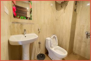 普里BALCONY ROOMS Hotel PREMIUM RR RESIDENCY Near Jagannath Temple - Sea Beach 5 minute walking distance - Bangali Market- Lift-Parking And Restaurant Facilities -Prime Location - Fully Air Conditioning Luxuary Rooms - Top Rated Hotel In Puri的带水槽和马桶的浴室 更多15张照片