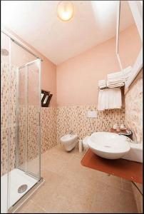 a bathroom with a shower and a sink and a toilet at Villa Mest Pepp in Monopoli