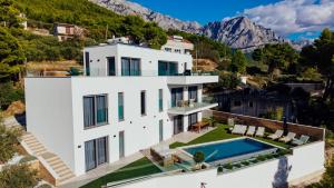 Luftaufnahme eines Hauses mit Swimmingpool in der Unterkunft Villa Harmony Brela in Brela