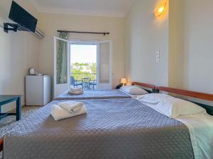 um quarto com duas camas com toalhas em Alinda Hotel em Alinda