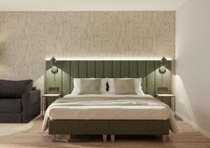 Un dormitorio con una cama grande y un sofá. en Hotel Blutenburg, en Múnich