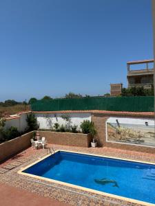 une piscine au sommet d'une maison dans l'établissement Résidence El Boustane, à Skikda