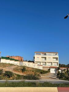 un cerf-volant volant dans le ciel au-dessus d'un bâtiment dans l'établissement Résidence El Boustane, à Skikda 3 autres photos