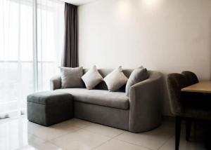 香港1 BD AT Coastal Skyline的客厅设有一张沙发,配有窗户 更多9张照片