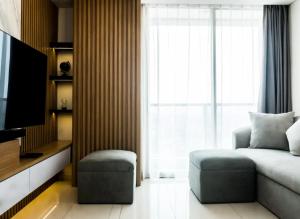 香港1 BD AT Coastal Skyline的带沙发、电视和窗户的客厅