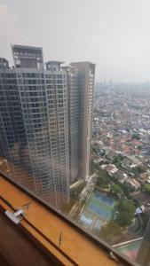 ein Blick auf eine Stadt aus dem Fenster eines Gebäudes in der Unterkunft 1 BD AT Coastal Skyline in Hongkong