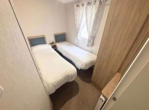 En eller flere senge i et værelse på Fantasy Island - Ingoldale Park