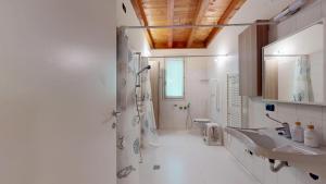 Ένα μπάνιο στο Borgo del Torchio F1 ByBookinggardalake +25 φωτογραφίες