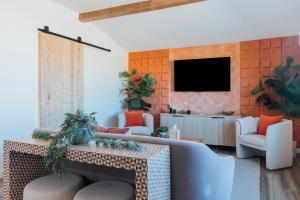 Μια τηλεόραση ή/και κέντρο ψυχαγωγίας στο WANDERLUST-Joshua Tree Modern-boho Escape-Stargazing and Fire Pit