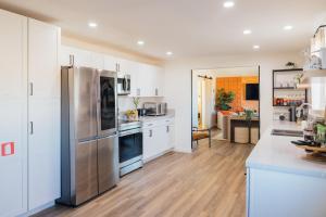 Η κουζίνα ή μικρή κουζίνα στο WANDERLUST-Joshua Tree Modern-boho Escape-Stargazing and Fire Pit