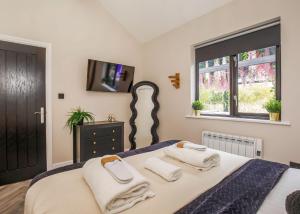 Postel nebo postele na pokoji v ubytování Oakwood Lodges + 67 fotografií