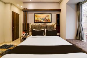 Un pat sau paturi într-o cameră la Super Hotel O The Lake Regency