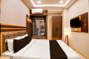 Un pat sau paturi într-o cameră la Super Hotel O The Lake Regency