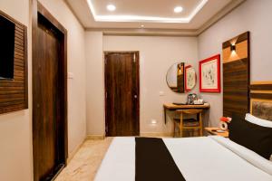 Un pat sau paturi într-o cameră la Super Hotel O The Lake Regency