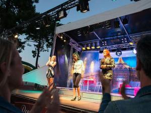 Eine Gruppe von Frauen, die auf einer Bühne stehen in der Unterkunft Mobil-home 8 personnes camping PONT AVEN - WIFI GARANTIE-grande terrasse-lave linge in Pont-Aven