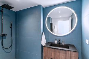 ein Badezimmer mit Waschbecken und Spiegel in der Unterkunft Luxury Top Floor Sea View Downtown Cap d'Ail in Cap d'Ail + 15 Fotos