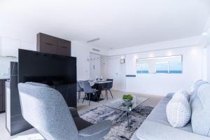 ein Wohnzimmer mit Sofa und Tisch in der Unterkunft Luxury Top Floor Sea View Downtown Cap d'Ail in Cap d'Ail