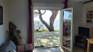 Et tv og/eller underholdning på Villa Bertaud B4 les pieds dans l'eau