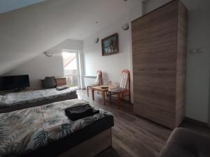 Ένα ή περισσότερα κρεβάτια σε δωμάτιο στο Wiosenny Biały Domek u Małgosi