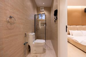Phòng tắm tại Jeddah Modern 1BR by Aisha Near Airport with Private Parking +17 ảnh