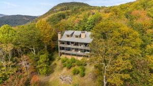 une vue aérienne d'une maison au milieu d'une forêt dans l'établissement Mountain High - Hot Tub Game Room and Views, à Sapphire