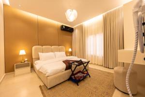 Giường trong phòng chung tại Jeddah Modern 1BR by Aisha Near Airport with Private Parking