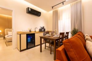 Nhà bếp/bếp nhỏ tại Jeddah Modern 1BR by Aisha Near Airport with Private Parking