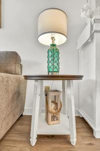 een tafel met een vaas erop met een lamp erop bij Verandas 407 in Myrtle Beach