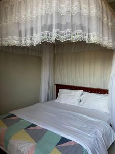 Ένα ή περισσότερα κρεβάτια σε δωμάτιο στο carihaven Homz Najjera