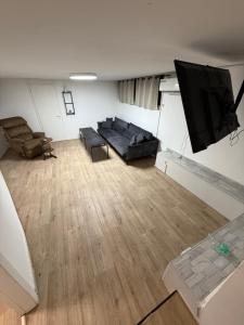 Una sala de estar con un sofá y un televisor en SeaSide Villa, en Ashdod