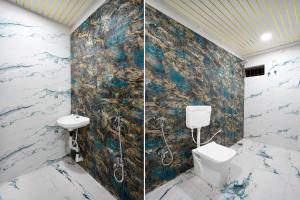 DurgにあるHOTEL O CROWDのシャワー、トイレ、洗面台を備えたバスルーム +28枚の写真