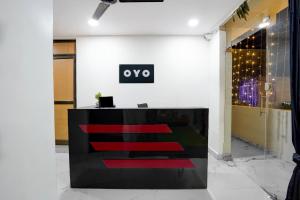 DurgにあるHOTEL O CROWDの部屋の中の黒と赤の受付デスク