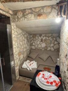 a small room with a bed and a table at La Dolce Vita rooms & suite in Agrigento