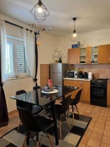 Η κουζίνα ή μικρή κουζίνα στο Apartments Solis, 50 m from the sea - Jakišnica