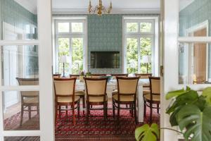 a dining room with a table and chairs at Lindegaarden Kollund in Kruså