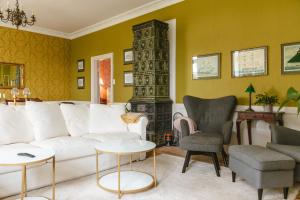 a living room with a white couch and a fireplace at Lindegaarden Kollund in Kruså