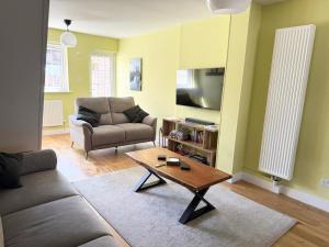 TV a/nebo společenská místnost v ubytování Riverside Retreat near Historic Westgate Towers