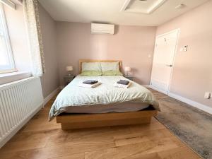 Postel nebo postele na pokoji v ubytování Riverside Retreat near Historic Westgate Towers + 11 fotografií