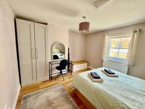 Postel nebo postele na pokoji v ubytování Riverside Retreat near Historic Westgate Towers