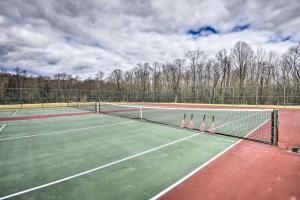 zwei Tennisnetze auf einem Tennisplatz in der Unterkunft Estonian & Fjord Double Suites at Equestrian House PA in Pleasant Mount + 10 Fotos