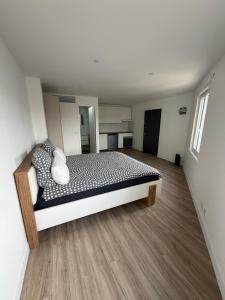 a bedroom with a large bed in a room at Studio neuf à Crosne in Crosne