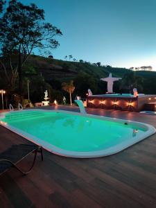 Hồ bơi trong/gần Chalé Pousada Finca dos Anjos