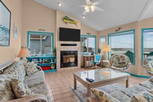 un salon avec un canapé et une table dans l'établissement 8403 - Lady of Dare, à Avon 47 autres photos