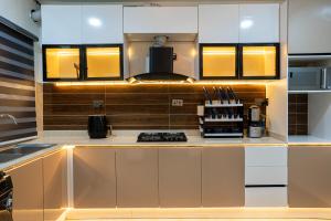 AjaElysian shores suites - BRADFORD的厨房配有白色橱柜和炉灶。