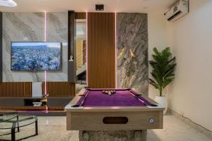 AjaElysian shores suites - BRADFORD的带电视的客房内的台球桌