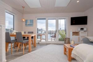 Televiisor ja/või meelelahutuskeskus majutusasutuses Hausboot Harmonie